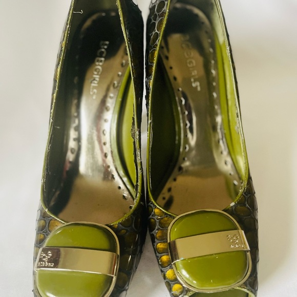 BCBGIRLS green snakeskin pumps - Picture 3 of 4